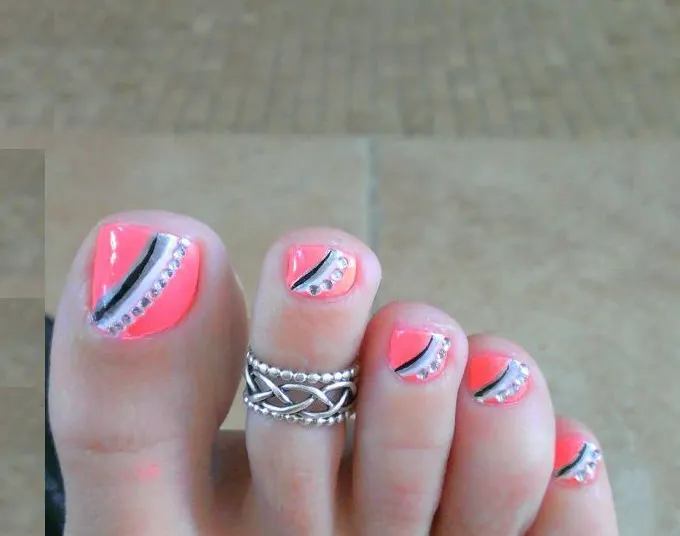 Loosen Up Your Nails With These Summer White Toe Nail Design